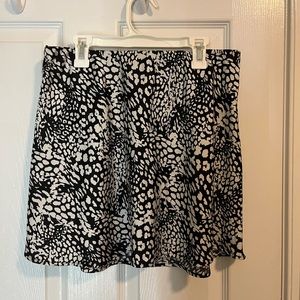 FOREVER 21 ANIMAL PRINT SILKY BLACK AND WHITE SKIRT SIZE LARGE
